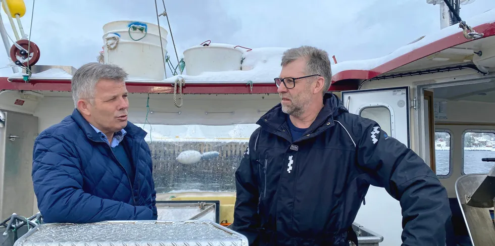 Ketil Martinsen som eier sjarken «Victoria» på like under 11 meter, fikk besøk om bord av Skjæran torsdag.