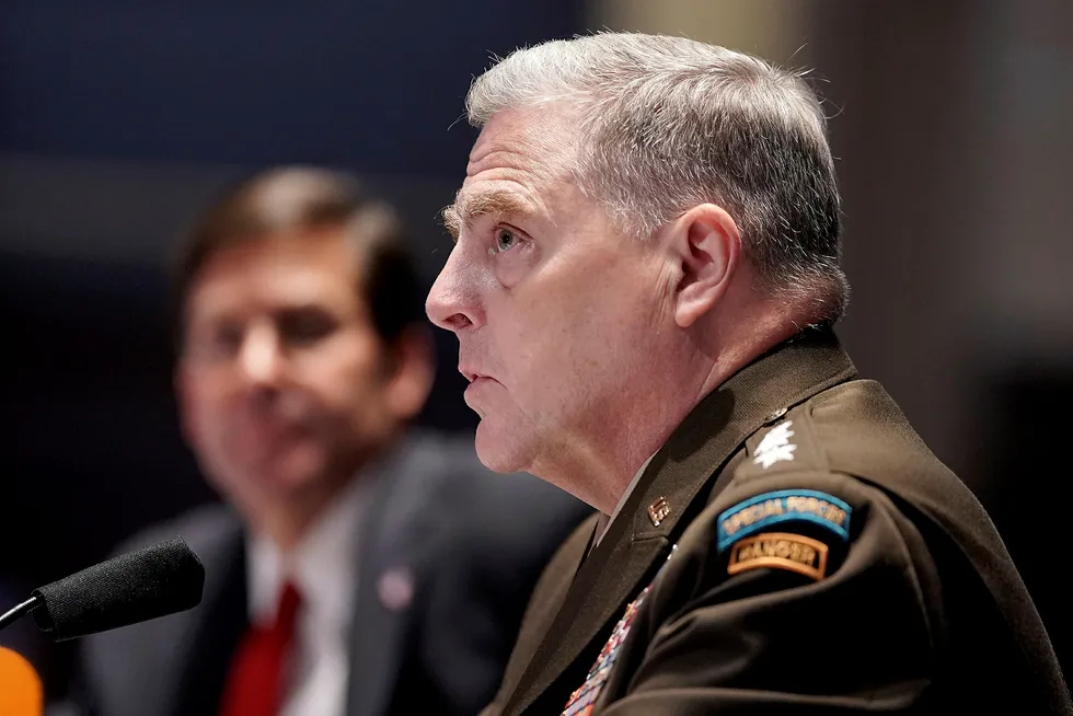 Sjefen for USAs generalstab, general Mark Milley, vil vurdere å endre navn på militærbaser som er oppkalt etter sørstatsgeneraler, stikk i strid med hva president Donald Trump mener.