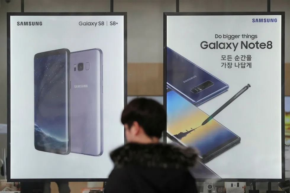 Samsung Electronics forventer en bedring i driftsoverskuddet på 64 prosent i siste kvartal sammenlignet med samme kvartal i 2016, da selskapet måtte tilbakekalle flere millioner smarttelefoner på grunn av en feil med batteriene. Foto: Lee Jin-man/AP/NTB Scanpix