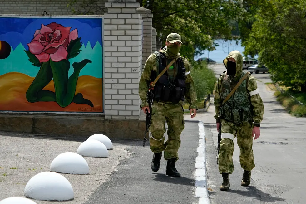 Russiske soldater patruljerer gatene i Kherson sør i Ukraina. Ifølge det uavhengige russiske nettstedet Meduza planlegger Kreml en ny fullskala offensiv mot Kyiv, og det russiske lederskapet tror angivelig på seier innen høsten.
