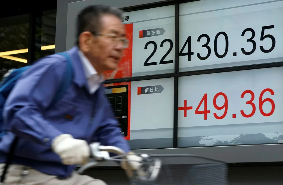 Nikkei-indeksen ved Tokyo-børsen har holdt høy hastighet og vært på det høyeste nivået siden 1991 enkelte dager i november. Fra Wall Street til Dalal Street er det satt nye rekorder ved børsene. Foto: Eugene Hoshiko/AP/NTB Scanpix