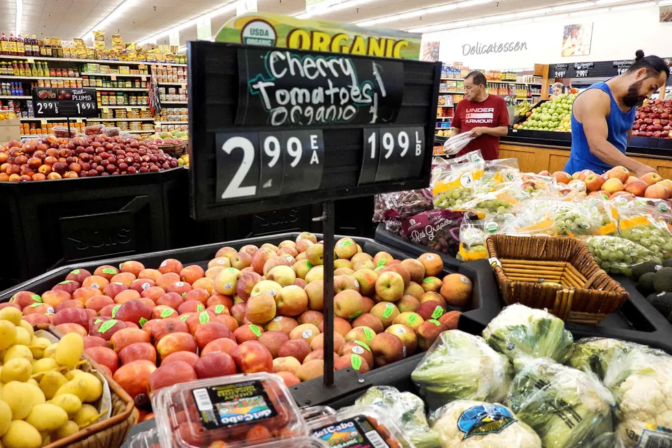 Amerikanske forbrukere sliter med høyere priser, blant annet på matvarer. Her fra et supermarked i Los Angeles.