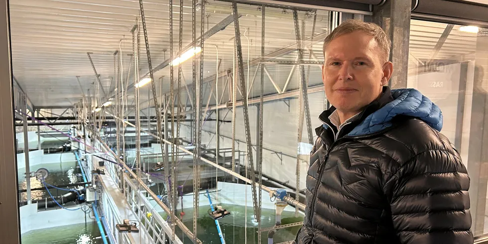 Ivan Vindheim er toppsjef i Mowi. Her avbildet under åpningen av selskapets nye postsmoltanlegg i Fjæra i Vestland fylke tidligere i vinter.