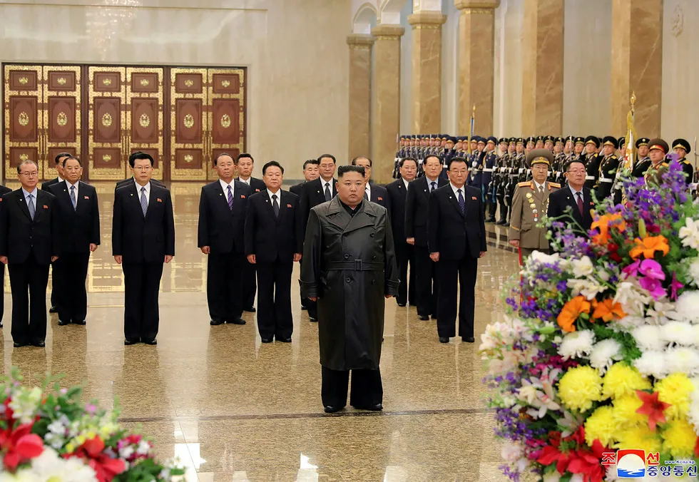 Nord-Koreas leder Kim Jong-un besøker mausoleet der hans far og bestefar ligger begravd. Foto: Det koreanske nyhetsbyrået via AP / NTB scanpix