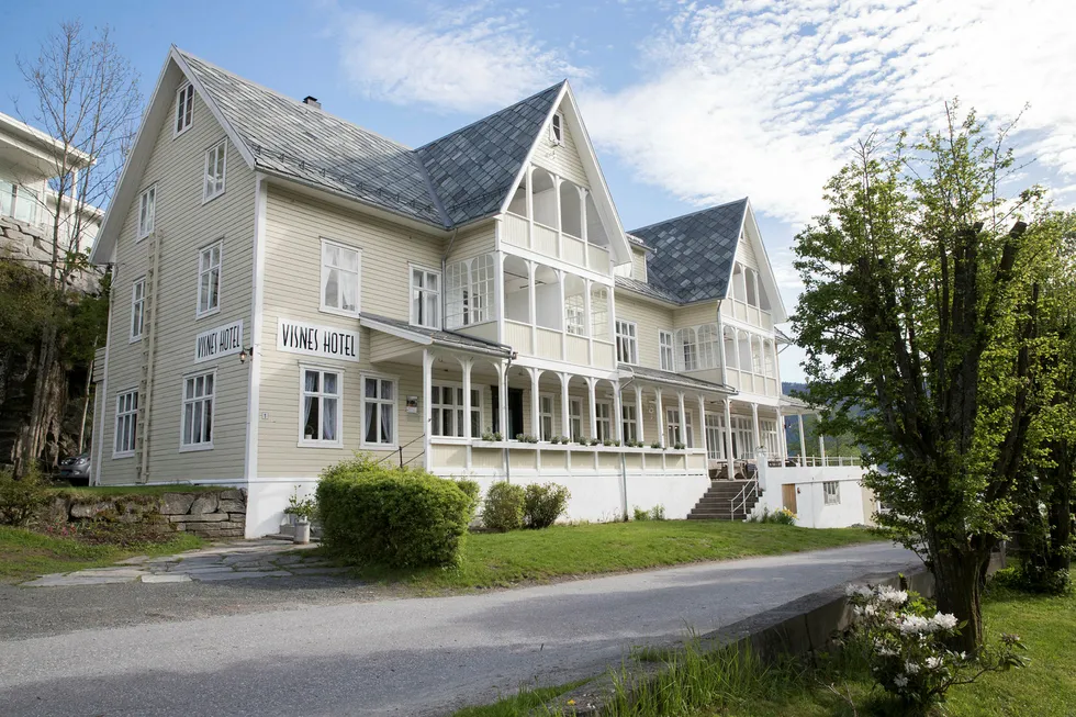 Stryn er en av kommunene som vurderer å innføre turistskatt. Bildet viser Visnes Hotel på Stryn.