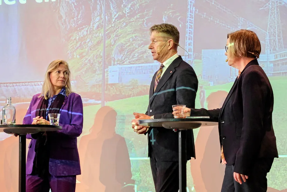 Energiminister Terje Aasland, her i paneldebatt med Kristin H. Lind i Fornybar Norge og Eirin Kjølstad i Arva, går langt i å understreke at kommunene må basere sine beslutninger på fakta. – Hvis alle kommuner sier nei, så får du ikke etablert den virksomheten du ønsker å etablere og legge til rette for, sa han til Europower under sluttkonferansen for Cineldi, et forskningssenter for miljøvennlig energi, i Trondheim denne uken.