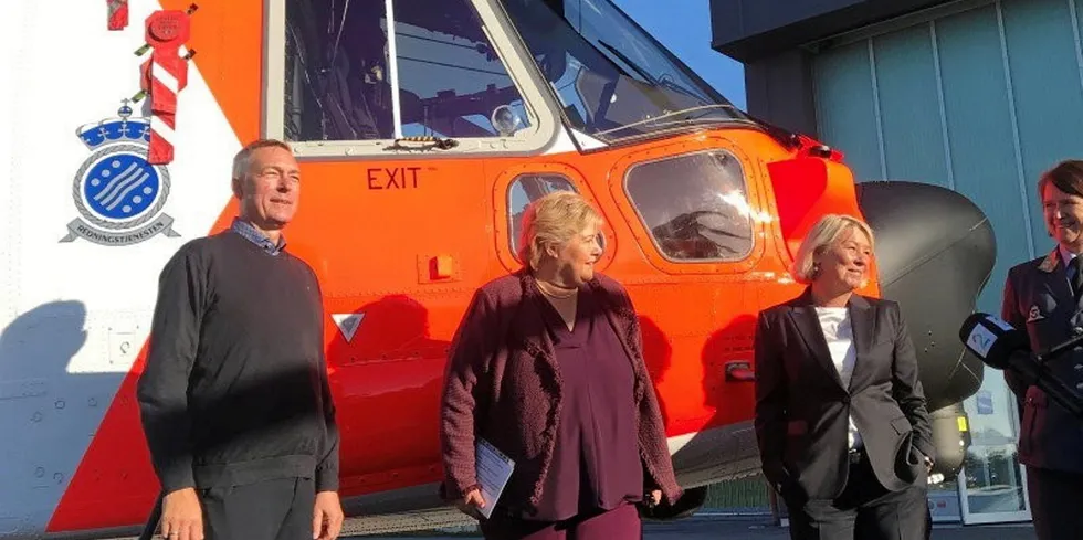 SAR QUEEN: Forsvarsminister Frank Bakke-Jenssen, statsminister Erna Solberg og justis- og beredskapsminister Monica Mæland foran et av de nye redningshelikoptrene på Sola.