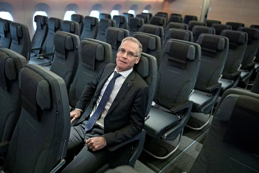 SAS-sjef Rickard Gustafson sier mange seter er tomme og en krisepakke for bransjen må inneholde mer enn kutt av flypassasjeravgiften. Her fra selskapets nye langdistansefly Airbus A350, som selskapet tok over på tampen av fjoråret.