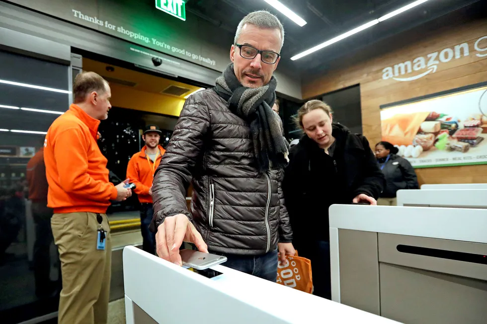 I januar åpnet Amazon en av sine «Go Store» i Seattle. Her skanner en kunde sin Amazon Go-app på vei inn i butikken. Så kan han plukke de varene han ønsker seg og gå. Amazon-systemet har full kontroll på hva han har kjøpt og belaster automatisk hans Amazon-konto. Foto: Elaine Thompson/AP/NTB Scanpix