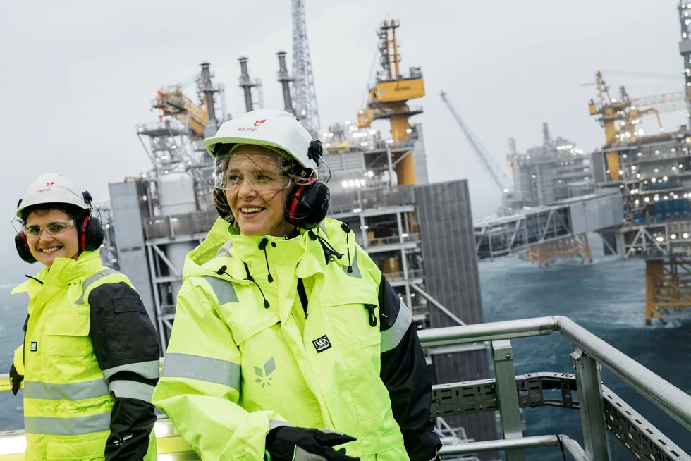 – Dette er så stort altså, sa olje- og energiminister Sylvi Listhaug på åpningen av Johan Sverdrup-feltet tirsdag. Til venstre ordfører i Stavanger Kari Nessa Nordtun (Ap).