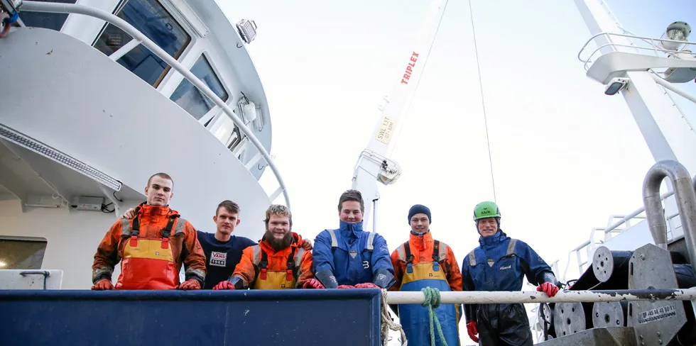 Rørvik-båten «Bakkeværing» har et ungt mannskap om bord. Fra venstre: Piotr Wcislo, Benjamin Hasfjord, Håkon Antonsen Hansen, Kim Rune Bakke, Magne Raaum og Henrik Johnn.