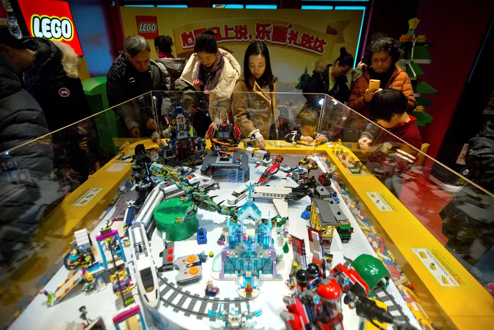 Danske Lego leker med den kinesiske giganten Tencent. Her fra en utstilling i leketøybutikken Hemleys i Beijing. Foto: Mark Schiefelbein/AP/NTB Scanpix