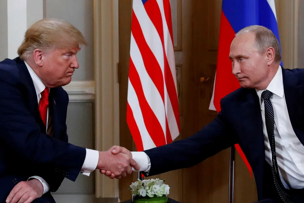 USA-president Donald Trump og Russland-president Vladimir Putin håndhilser da de møttes i Helsinki, Finland, 16. juli 2018.