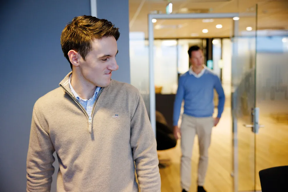 19 år gamle finansstudenten Magnus Fjelldal investerer på en måte inspirert av First-forvalter Thomas Nielsen (i bakgrunnen).