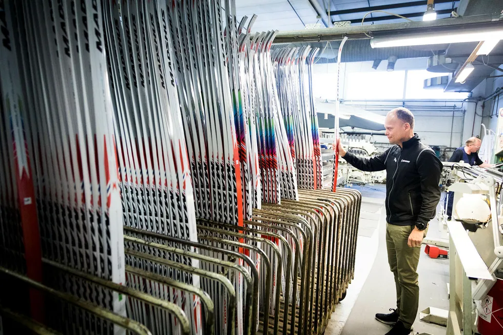 Administrerende direktør Nils Hult i Madshus har sett hvordan felleski har reddet salgstallene i skibransjen. Her i produksjonsrommet i fabrikken på Biri. Alle foto: Gunnar Lier