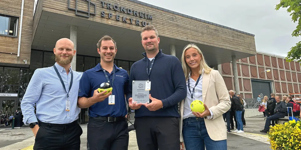 Sensor Globe, vinner av innovasjonsprisen på Aqua Nor. Her ved Sebastian Gjertsen, kundekontakt, Aleksandr Stabenow, gründer og teknisk sjef, Sheamus MacDonald, gründer og teknisk sjef, Mia Guttorm Moseng, daglig leder på kontoret i Norge. Med seg har de sensoren de har laget.