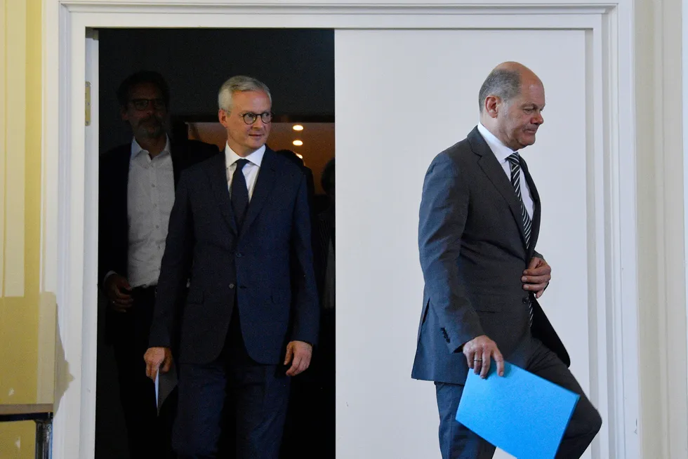 Frankrikes finansminister Bruno Le Maire (til venstre) og Tysklands Olaf Scholz samarbeider om å la EU-milliardene rulle. Her i Berlin i 2020.