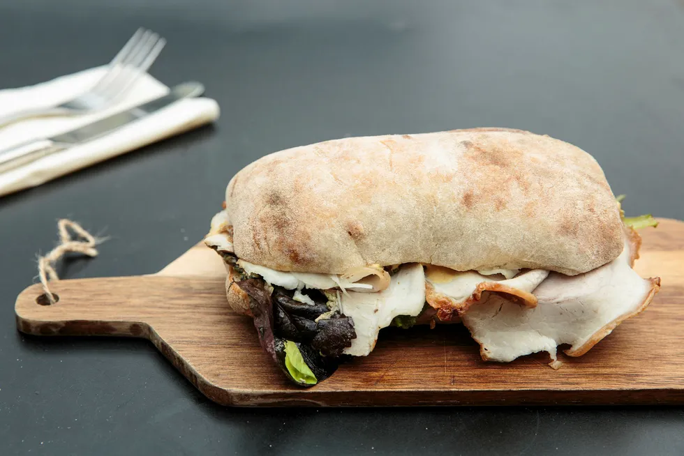 Sandwichen av surdeigsciabatta med porchetta og syltet fennikel – helt overdøvet av sennepssmak.