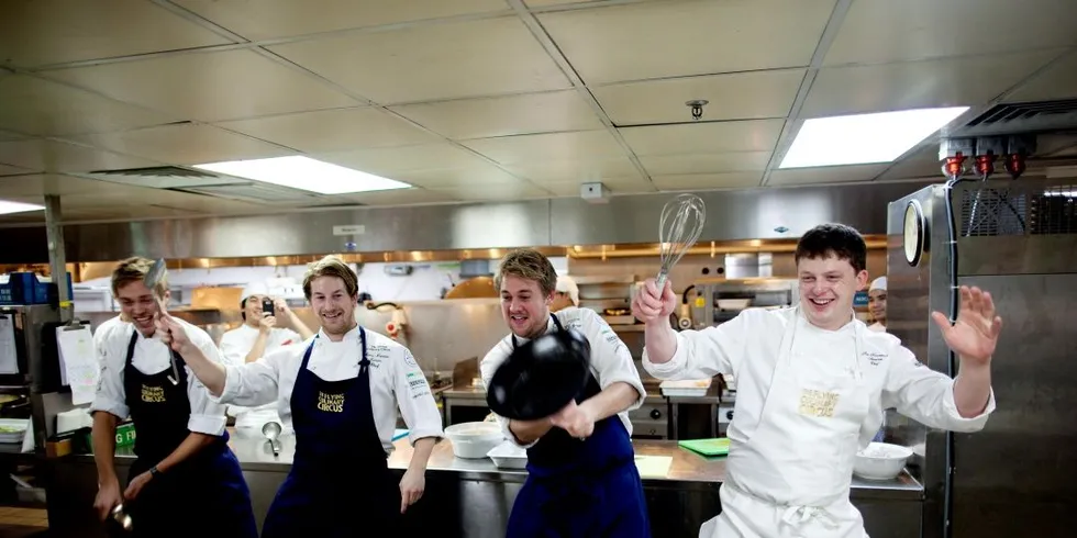 Trond Svendgård, Hans Kristian Larsen, Mathias Spieler Bugge og Tor Jørgen Kramprud Arnesen er The Flying Culinary Circus, en av partnerne i Great Northern. Kokkene reiser verden rundt for å lage mat til kjendiser. Her er det kokkedans på kjøkkenet i Kuala Lumpur. Foto: Øyvind Elvsborg