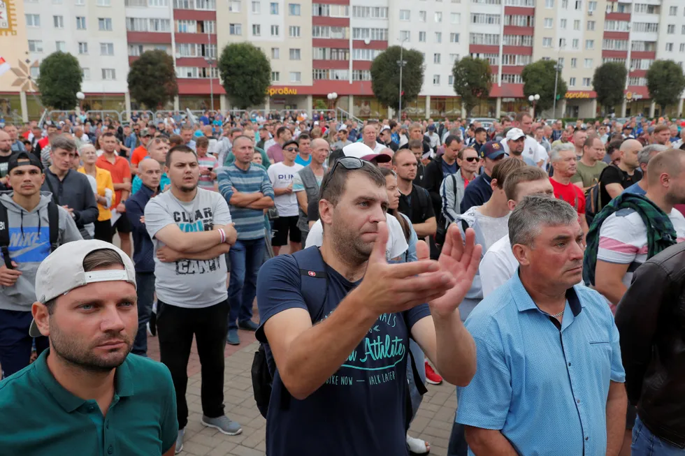 Streikende Belaruskali-ansatte under en protest mot valgresultatet i Hviterussland. Bildet er fra august i år.