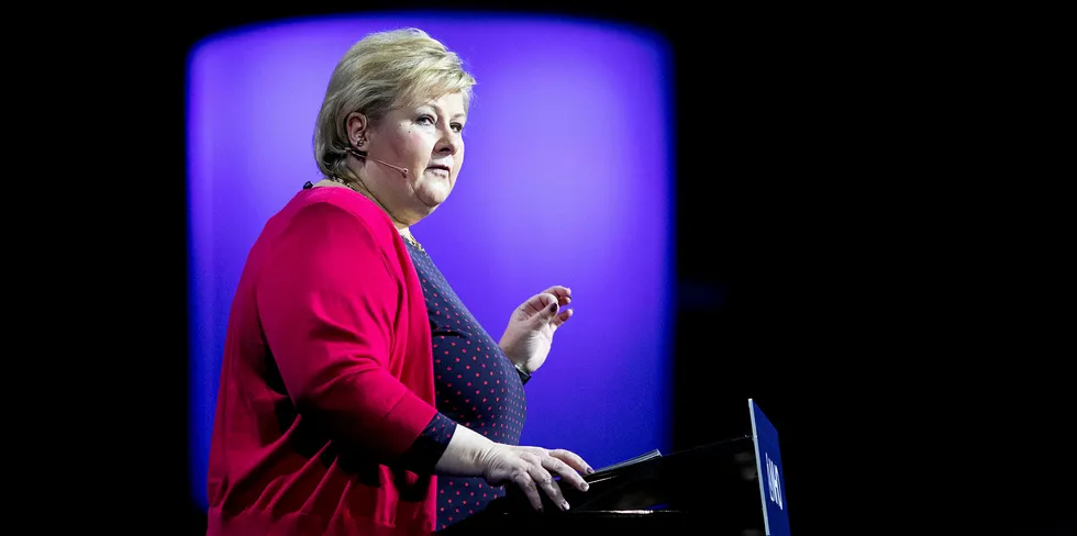 Statsminister Erna Solberg holder fast på politikken innen havbruk og fiskeri.