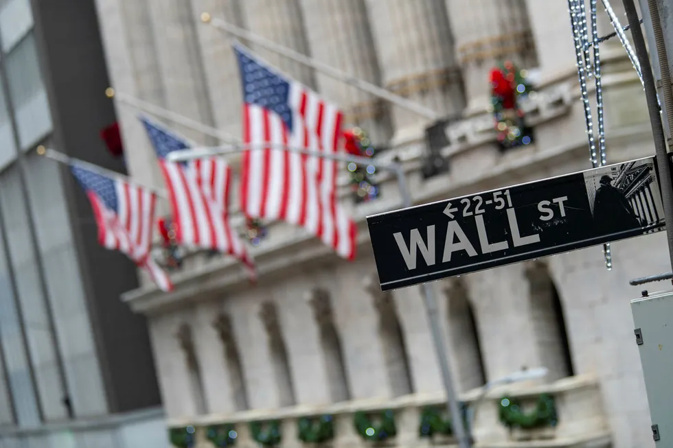 De amerikanske børsene åpner litt i villrede mandag. Her New York-børsen (Nyse) på Wall Street.