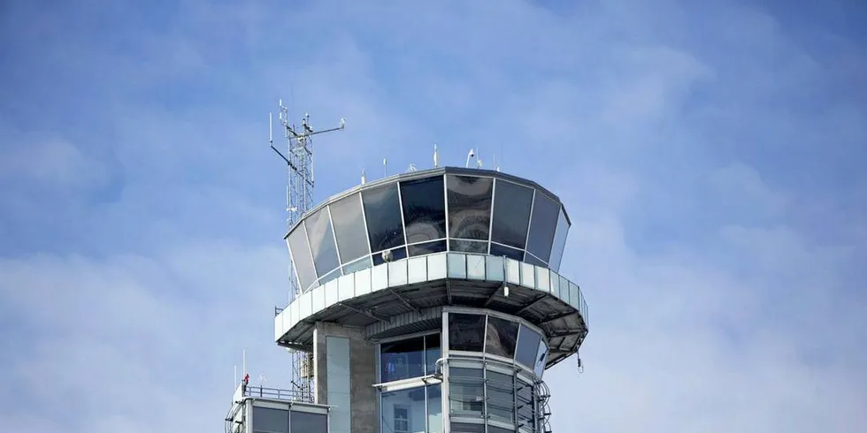 DEBUT: I dag får flygelederne i flytårnet på Oslo Lufthavn lose ut et ny rute med norsk sjømat for første gang.Foto: Øyvind Elvsborg