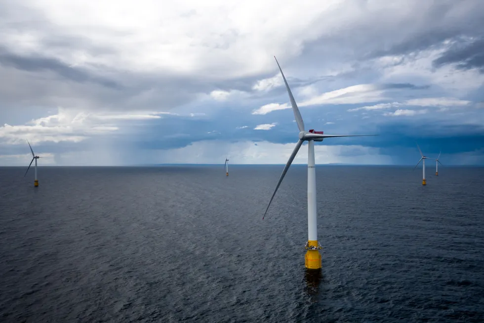 Tyske RWE skal bygge Danmarks største havvindmøllepark. Avbildet er Equinors vindmølleanlegg Hywind Buchan utenfor Skottland.
