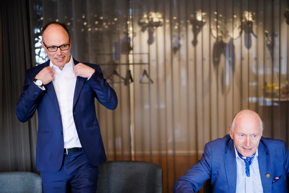 – Det er med stor sinnsro jeg nå trer tilbake som Eiendomsspars administrerende direktør etter 40 års virke, sier Christian Ringnes (til høyre). Sigurd Stray tar over sjefsstolen.