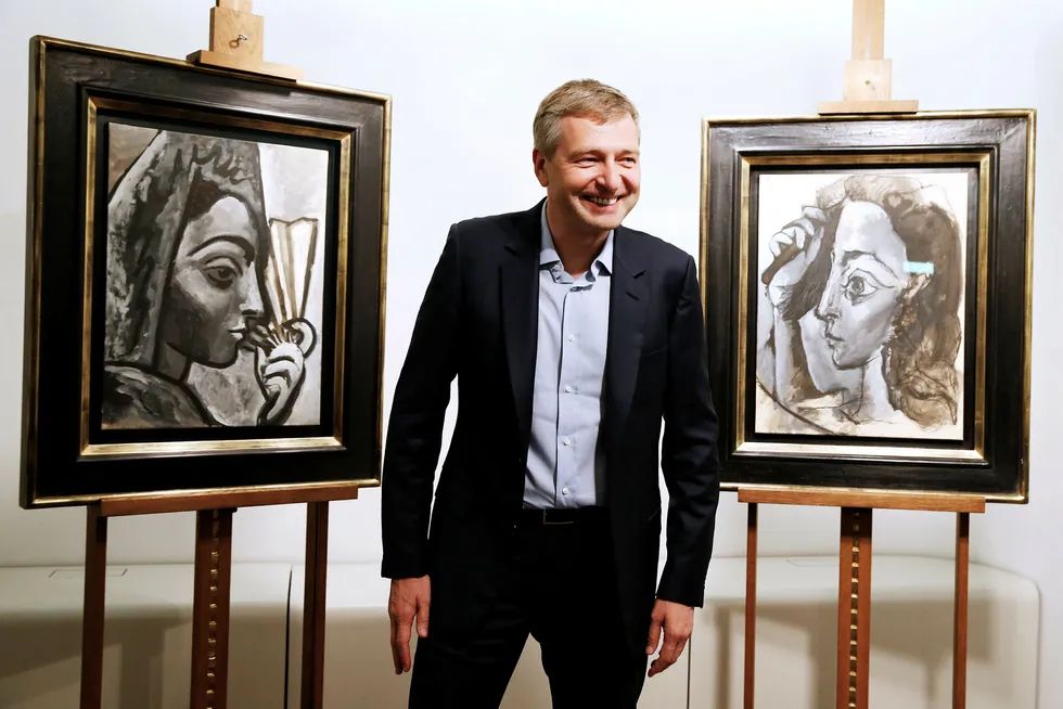 Russian businessperson and President of French football club AS Monaco Dmitry Rybolovlev poses in Paris on September 24, 2015 in front of two allegedly stolen paintings by Pablo Picasso, "Espagnole a l'Eventail" (L) and "Femme se Coiffant", which he purchased from a Swiss art dealer. A Paris court on September 16 charged a Swiss art dealer with handling stolen goods in a case relating to the alleged theft of Picasso works, which were bought by Russian billionaire Dmitri Rybolovlev. Foto: Patrick Kovarik / AFP / NTB scanpix --- Foto: PATRICK KOVARIK/AFP/NTB scanpix