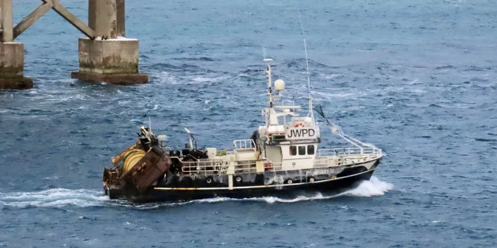 Reketråleren «Havfluna» gikk på grunn natt til 1. mai i Vardø havn. Båten kom seg løs og stakk av fra politiet.