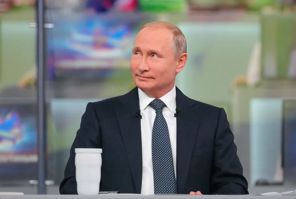 Russlands president Vladimir Putin smiler til kamera mens han tar imot spørsmål fra publikum og innringere under det årlige TV-programmet «Direktelinje med Vladimir Putin». Foto: AP / NTB scanpix.