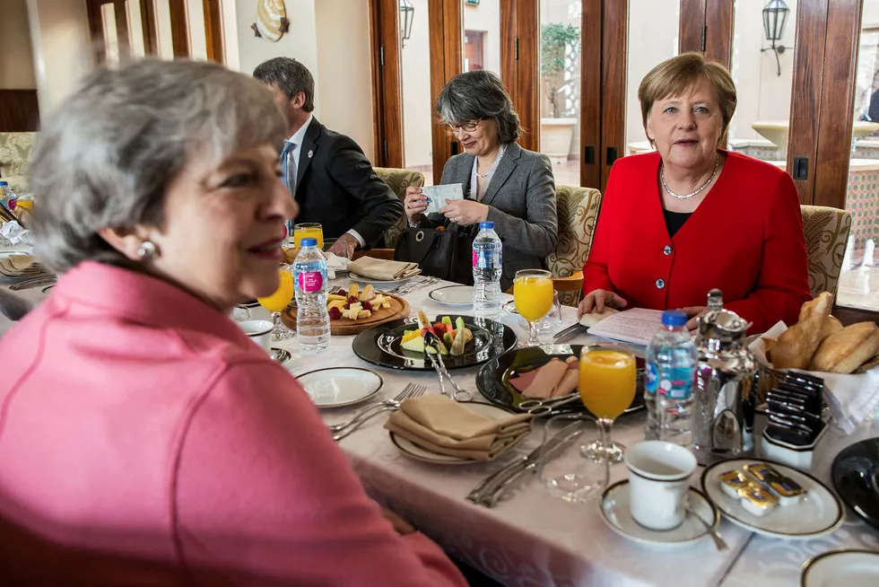 Forbundskansler Angela Merkel og statsminister Theresa May spiser frokost i den egyptiske feriebyen Sharm El Sheikh.