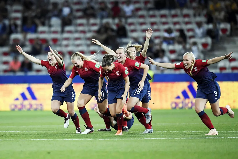 Her feirer det norske kvinnelandslaget seieren over Australia, som ga plass i torsdagens kvartfinale.
