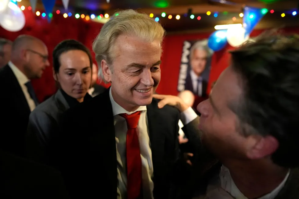 Høyrepopulisten Geert Wilders, leder av det islamkritiske partiet PVV, gratuleres av en tilhenger etter at en valgdagsmåling gir PVV en solid ledelse i onsdagens valg.