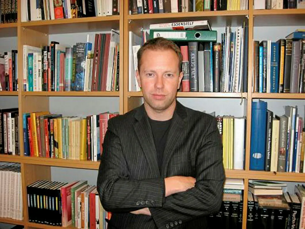Førsteamanuensis Øyvind Eikrem mener det er skandaløst av NTNU å invitere en Oslo-professor som kritiserer kollegaen hans.