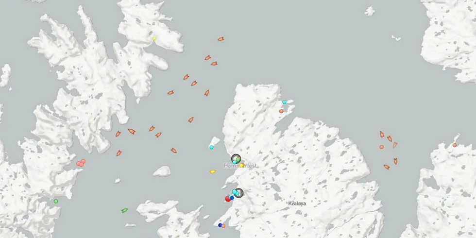 Rundt 20 russiske trålere har søkt ly for stormen og går i ring i Sørøysundet nordvest av Hammerfest og øst for Kvaløya.