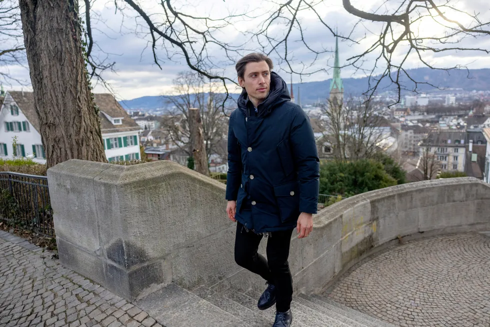 Philip Berntsen har startet opp blokkjedeselskapet Frigg i Sveits, og tar en doktorgrad på universitetet i Zürich, som ligger på et høydedrag over sentrum. Han sier en ny regulering er beste argument for å bli i Sveits.