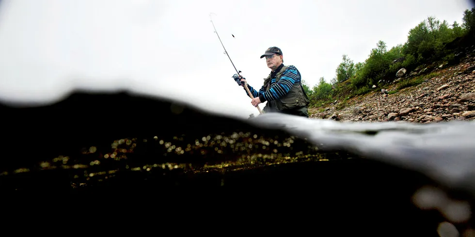 Både oppdrett og villaksfiske engasjerer svært mange.