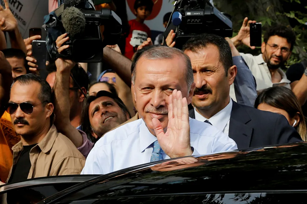 Tyrkias president Recep Tayyip Erdogan vinker til sine tilhengere utenfor boligen hans i Istanbul søndag. Foto: Alkis Konstantinidis, Reuters/NTB Scanpix