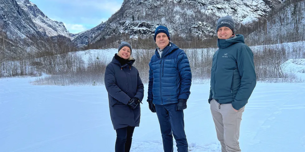 Birgitte Sørheim, markedsdirektør laks Benchmark, Jan-Emil Johannesen, leder av forretningsområdet genetikk i Benchmark, og Rudi Ripman Seim, produksjonsdirektør Norge og global fiskehelse i Benchmark Genetics, besøkte tomten i Osa, som ligger innerst i Hardangerfjorden, før kommunestyremøtet.