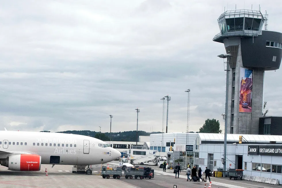 Fra neste år skal et spansk selskap ta over tårntjenesten på Kristiansand lufthavn Kjevik (bildet) og i Ålesund. Spanjolene fikk bli med i konkurransen selv om de ikke rakk anbudsfristen og måtte gjennom en ekstra loddtrekning.