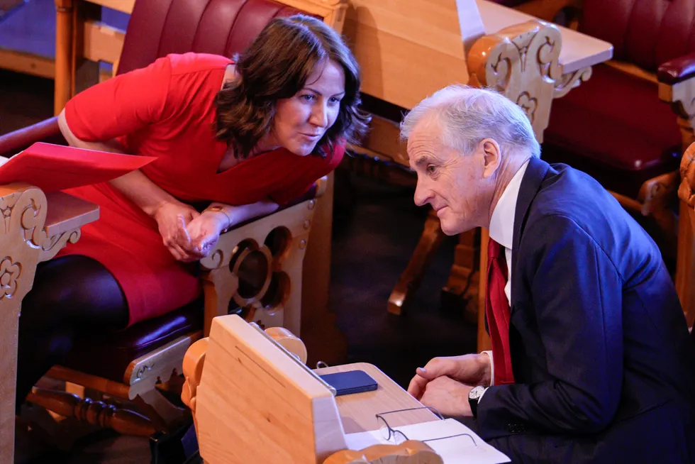 Arbeids- og inkluderingsminister Tonje Brenna og statsminister Jonas Gahr Støres under den muntlige spørretimen i Stortinget.