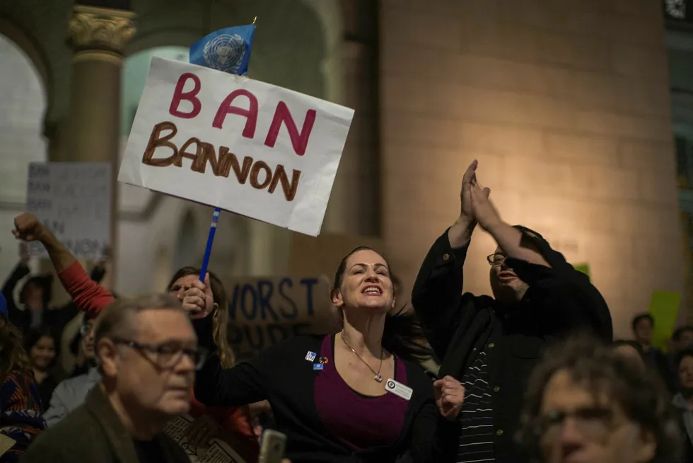 Folk har demonstrert mot at Donald Trump har valgt Steve Bannon som sin nærmeste rådgiver. Foto: DAVID MCNEW