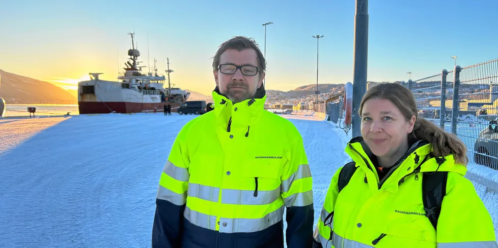 Havariinspektør Terje Fineide og jurist Marianne Gulbrandsen i Havarikommisjonen gikk fredag om bord med to kolleger for å inspisere «Hunter» etter arbeidsulykken i Barentshavet i slutten av januar.