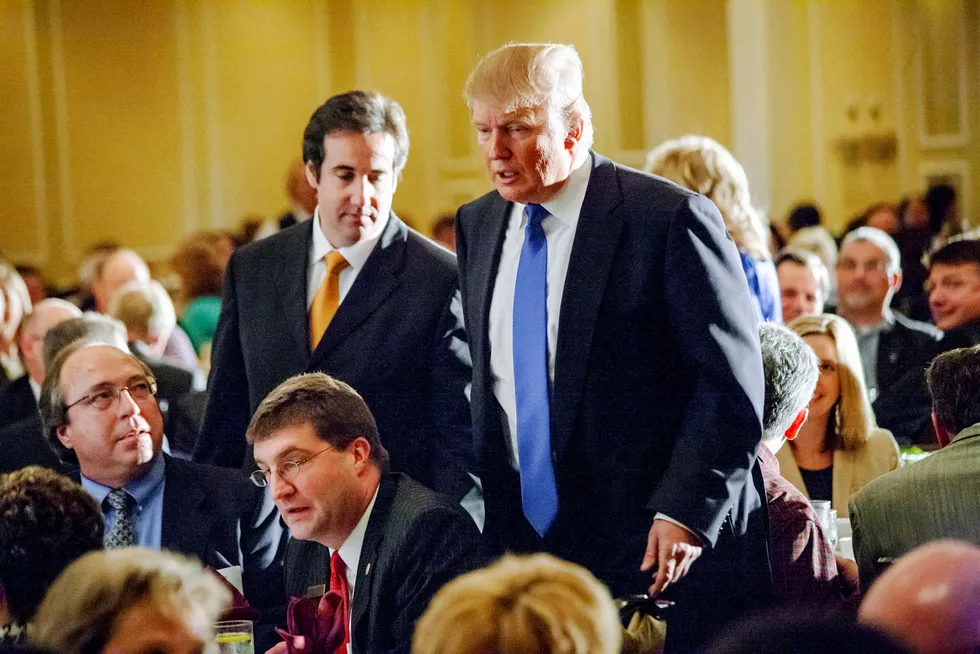 Trumps tidligere advokat Michael Cohen fotografert sammen med Donald Trump den gangen de fortsatt var venner.