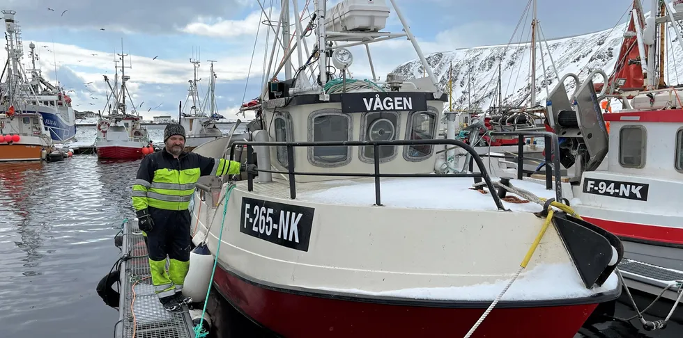 Fisker Tor Inge Adolfsen i Nordvågen sier at drift ved lineegnesentralen i Nordvågen er en forutsetning for linefiskerne i området.