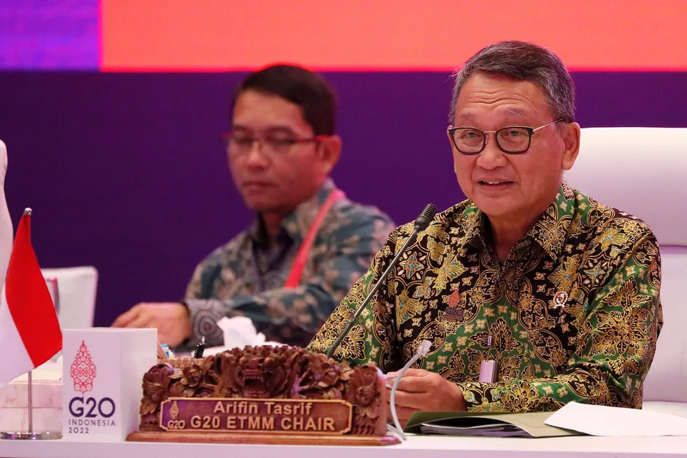 Approval: Indonesian Minister of Energy & Mineral Resources Arifin Tasrif (right).