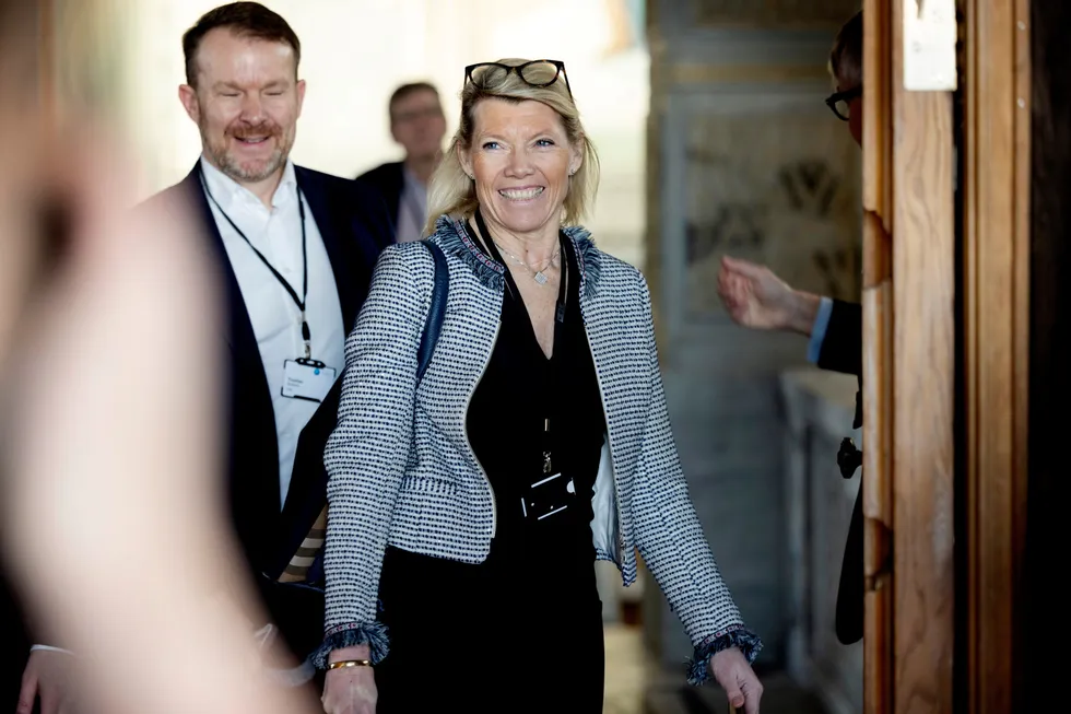 DNB-sjef Kjerstin Braathen var tilstede i Oslo rådhus da Bill Gates gjestet Norge tirsdag. Bak går kommunikasjonsdirektør Thomas Midteide.