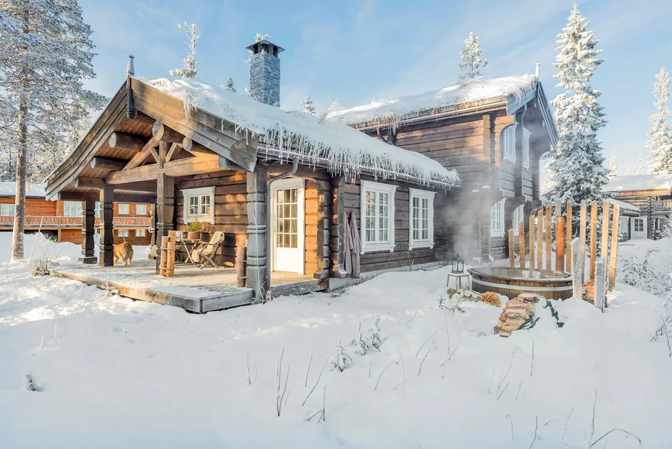 Denne 145 kvadratmeter store hytta i Trysilfjellet ble nettopp kjøpt usett av en nordmann i USA for 7,8 millioner kroner. Foto: Johan Andersson/Privatmegleren
